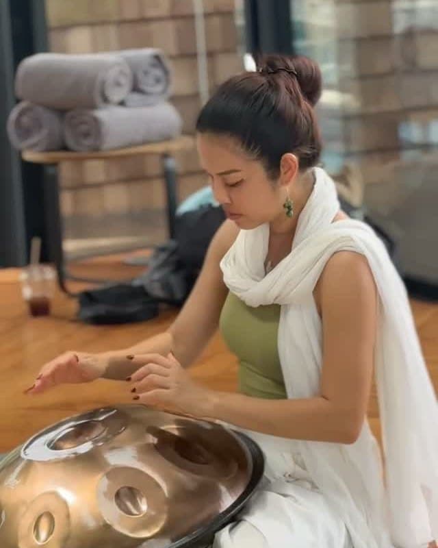 Kai playing the handpan at the close of a session